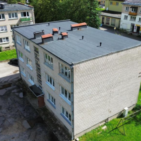 Butų ir kitų patalpų savininkų balsavimo raštu priimant sprendimą dėl daugiabučio namo Gedimino g. 10, Skuodas, atnaujinimo (modernizavimo) skelbimas