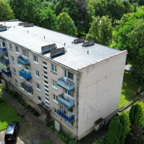 Butų ir kitų patalpų savininkų balsavimo raštu priimant sprendimą dėl daugiabučio namo Gedimino g. 11, Skuodas, atnaujinimo (modernizavimo) skelbimas