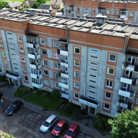 Butų ir kitų patalpų savininkų balsavimo raštu priimant sprendimą dėl daugiabučio namo Vilniaus g. 42, Skuodas, atnaujinimo (modernizavimo) skelbimas